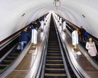 ¿Cómo medir la longitud de la correa del pasamanos de la escalera mecánica?